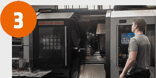 3 — obsluha u CNC stroje s otvíračem CNC AutoDoor