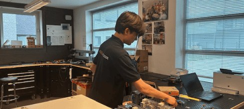 Výroba otvíračů CNC AutoDoor v Nijkerku