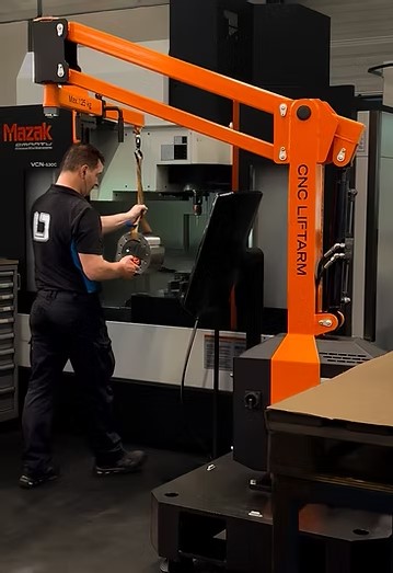 CNC LiftArm při zakládání obrobku do CNC stroje
